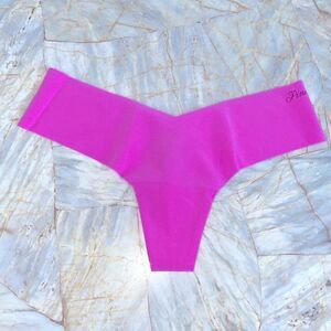 PINK Victoria’s Secret Sexy Thong PINK
WEAR EVERYWHERE PANTY Pink Berry XS